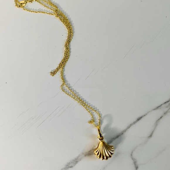 Mermaid 🧜🏻‍♀️ cove solid 14k gold pendant